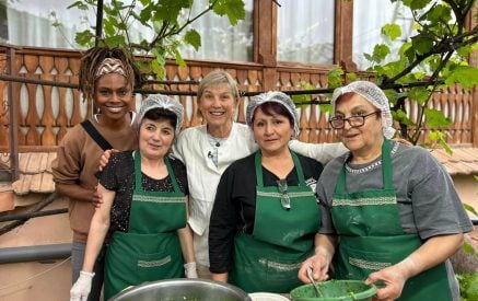 Շեֆ-խոհարարներ Մերի Սյուն և Լենորան ԼՂ-ից տեղահանված կանանց հետ պատրաստեցին ժենգյալով հաց՝ ջերմ զրույցների ներքո