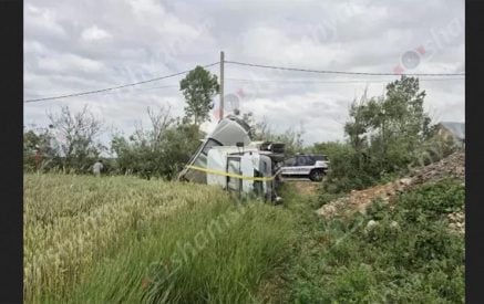 Ժամկետային զինծառայողը Գեղարքունիքում բախվել է դաշտում կայանված «Mercedes Sprinter»-ին. մեքենաները կողաշրջվել են․ զինծառայողը տեղափոխվել է հիվանդանոց․ Shamshyan.com