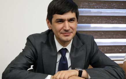 «Ես այստեղ, դու ինչ որ գողական երգ ես պատվիրում». «Hayat Project»-ի համերգի ժամանակ վիճաբանություն և քաշքշուկ է տեղի ունեցել Արագածոտնի մարզպետի և օրենքով գող Օշականցի Գևորիկի եղբոր տղա Աբուլիկի միջև. shamshyan.com