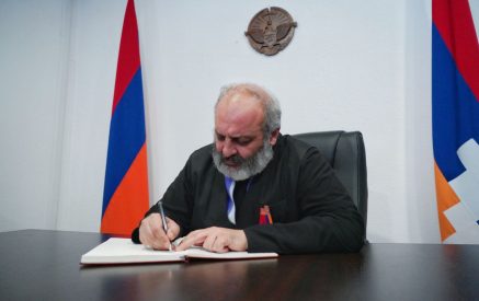 Բագրատ Սրբազանը գրառում է կատարել Արցախի ներկայացուցչությունում բացված մատյանում