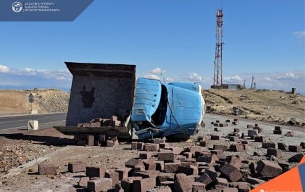 Քարով բեռնված բեռնատարը դուրս է եկել ճանապարհի երթևեկելի գոտուց և կողաշրջվել